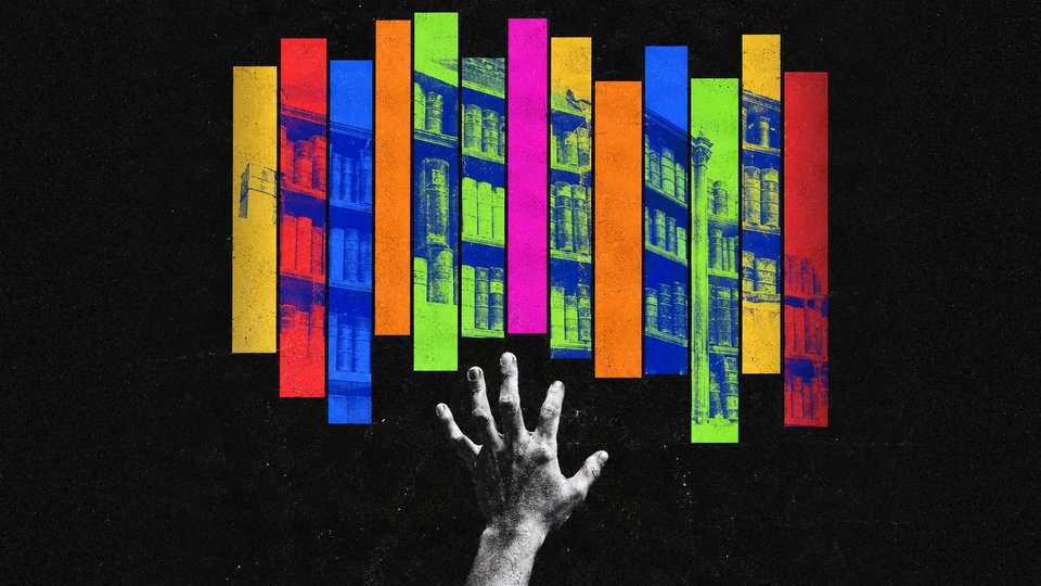 Collage: una mano en blanco y negro se estira hacia lomos de libros de colores.